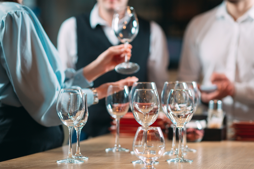 Restaurant staff learns to distinguish between glasses